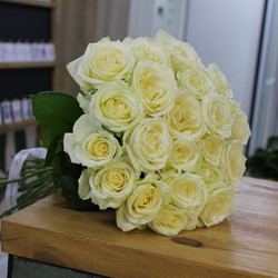 Белые розы «Аваланж» от Narciso